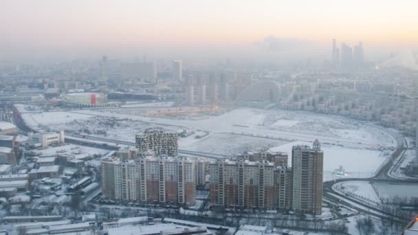 Zonsondergang luchtfoto van gesneeuwde stad — Stockvideo