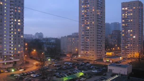 Вечерняя панорама городской улицы — стоковое видео