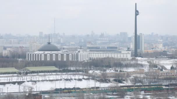 Vista aérea de la ciudad con monumento — Vídeos de Stock