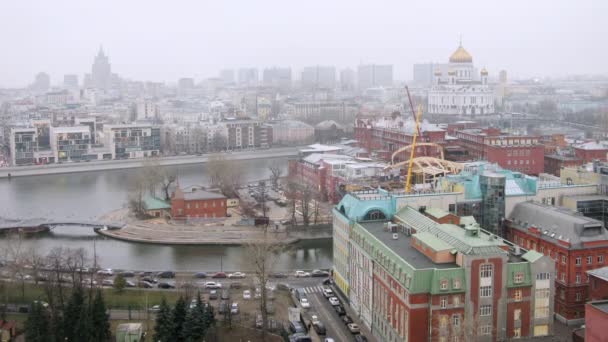 Floden panorama med skyskrapa och katedralen — Stockvideo