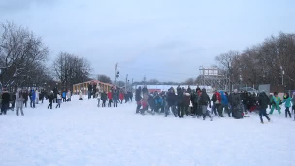 Tieners met sneeuw strijd — Stockvideo