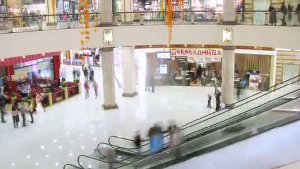 Gente moviéndose en escaleras mecánicas en el centro comercial Rio — Vídeos de Stock