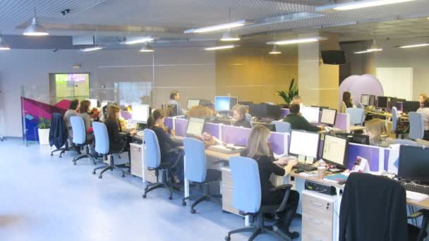 Pessoas que trabalham na RIA Novosti — Vídeo de Stock