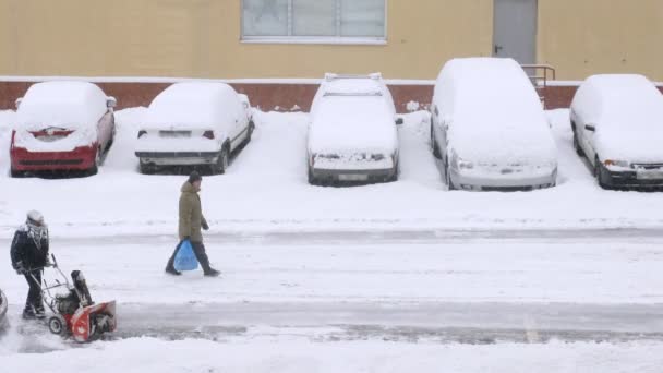 Pracownik, usuwanie śniegu z ulicy — Wideo stockowe