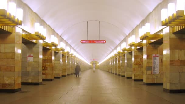 Lidé ve stanici metra Metro — Stock video