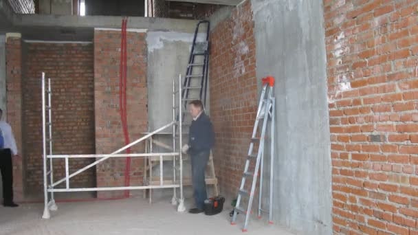 Hombre revisando edificio nuevo — Vídeos de Stock