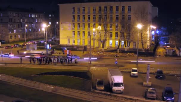 Lidé používající tramvaj jako veřejné dopravy — Stock video