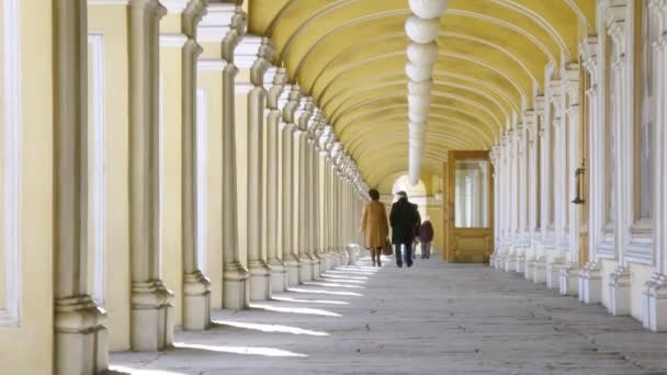 Toeristen lopen door boog — Stockvideo