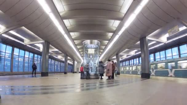 Orang-orang di stasiun Vorobievy Subway — Stok Video