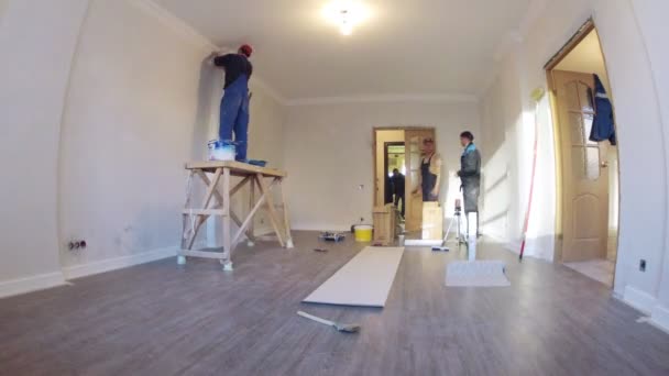 Trabalhadores renovando apartamento — Vídeo de Stock