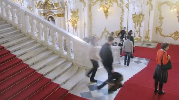 Visitantes nas escadas do Museu Hermitage — Vídeo de Stock