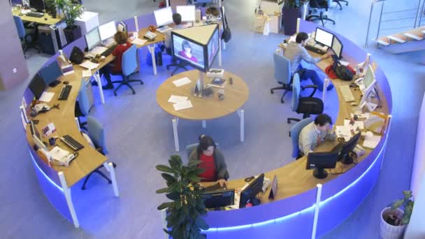 Personer som arbetar i office Ria Novosti — Stockvideo