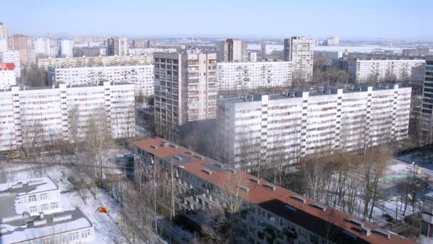 Wysokich budynków w podmiejskiej dzielnicy — Wideo stockowe