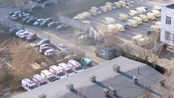 Coches de transporte médico y bancario estacionados — Vídeo de stock