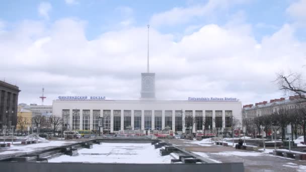 Mensen tegenover het Finlyandskyi treinstation — Stockvideo