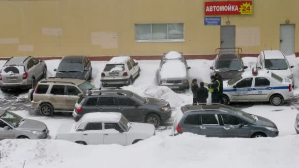 Policista je pozorování zpráva o nehodě — Stock video