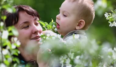 Anne ve küçük oğlu