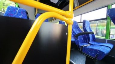 Otobüs içinde yumuşak mavi oturma sıraları