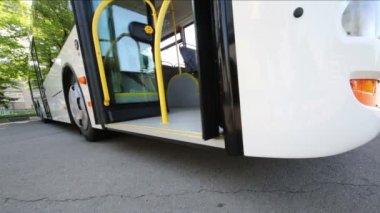 Modern otobüs açın ve kapıları kapatın