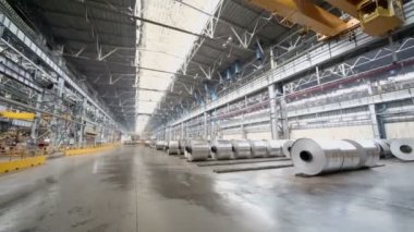 Alüminyum atölyesinde saklanan birçok rulo