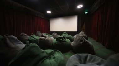 Çocuk film sinema salonunda