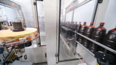 Birçok kahverengi şişe konveyör taşıma