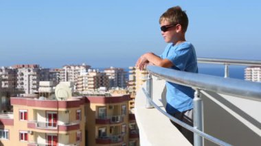 Balkonda duran küçük çocuk