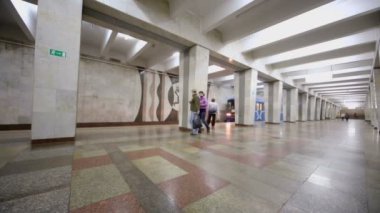 Metro istasyonunda tren geldiğinde