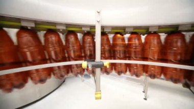 Kahverengi plastik şişe konveyör taşıma
