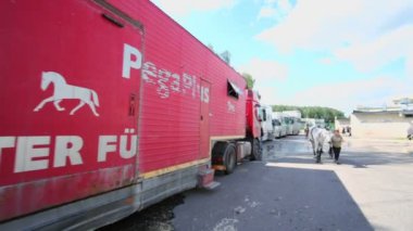 Kamyon atların insanlarla yürüyemem