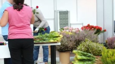 Kadınlar yapar gül buketleri