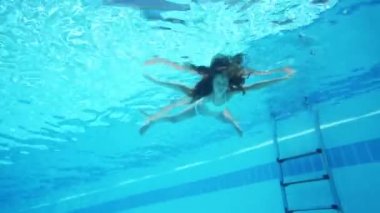 Küçük kız mavi Havuzda yüzen