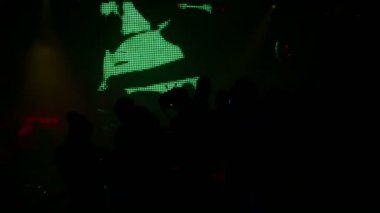 İnsan sahne önünde siluetleri