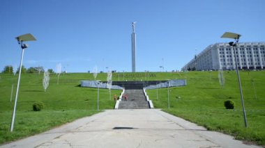 Zafer Anıtı insanlar yürümek