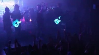 Arash eğlenceli seyirci ile sahne alanı'nda vardır.