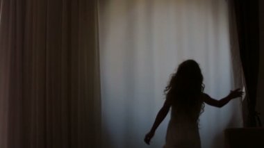 Kız perde ve yuvarlak pencere açma