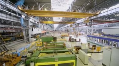 İnsanların atölyede Vinçler ile çalışma.