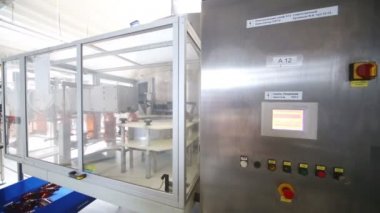 Kahverengi plastik şişe konveyör taşıma