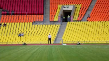 Sporcular yarış sırasında engeli aşmak