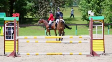 Süvari bariyer üzerinde yarışmalar atlar.
