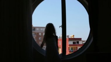 pencere pervazına üzerinde oturan kız