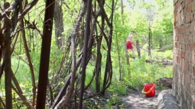 Genç çocuk bahçesinde çalışır