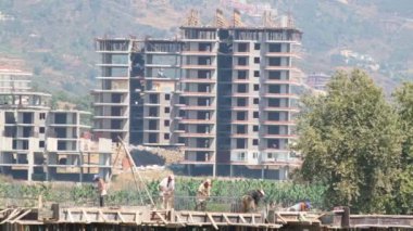 Binalar üzerinde çalışma yapanlar