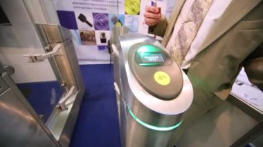 Kartının nasıl kullanıldığını gösteren adam