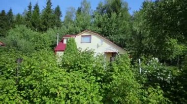 Modern kır evi yeşil çim ile