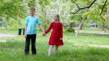 Oğlan ve kız el ele tutuşun