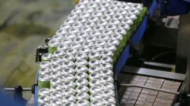 Taşınan çizgi ile metalik kutular