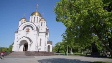 Kilise St. George yakınındaki insanlar yürümek