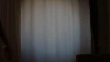 Kadın perdeleri ve pencere açılır