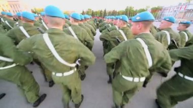 Kamuflaj ve mavi Bereliler askerler